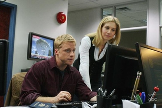 Illustration for article titled Alan Tudyk Leads The Human Resistance Against Ridiculous Alien Cleavage, In New V Stills